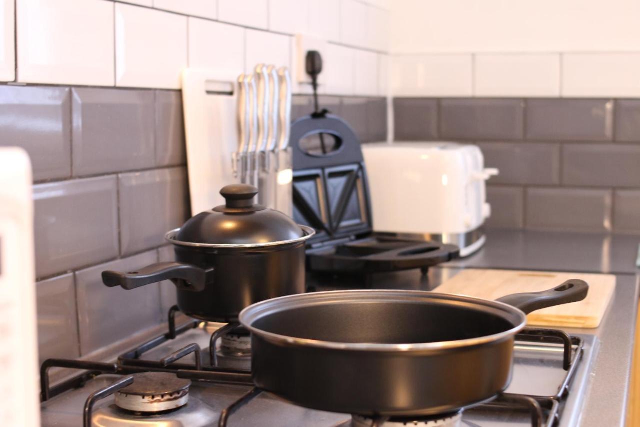 Three Bedroom Townhouse - Free Local Parking - By Property Promise Cardiff Eksteriør billede